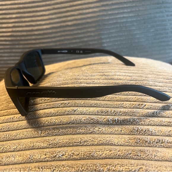 ARNETTE Slickster AN4185 447 87 Black Rubber Gray 59 mm Men's Sunglasses - Picture 5 of 8